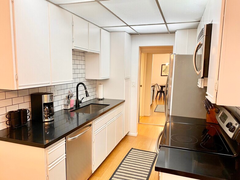 Full Kitchen with Stove, Microwave, Fridge/Freezer, Dishwasher, Coffeemaker - 1131 Alta Loma Rd