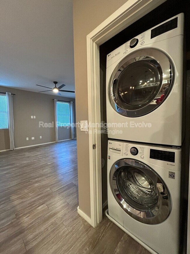 Building Photo - 2329 E Hidalgo Ave