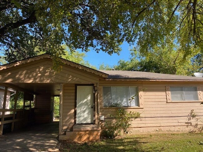 Building Photo - 2/1 in South Denison with Carport and Fenc...
