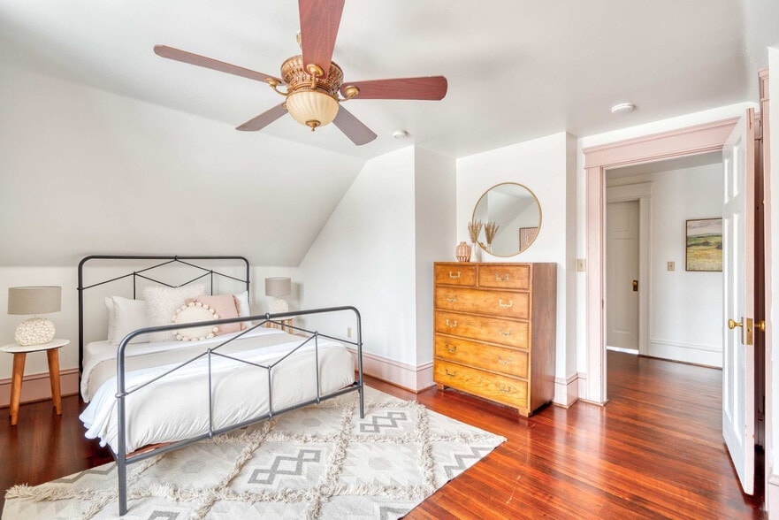 Building Photo - 2104 NW Everett St