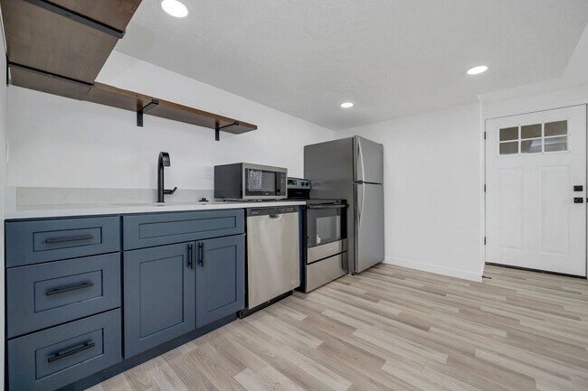 Building Photo - 2642-2642 S 800 E