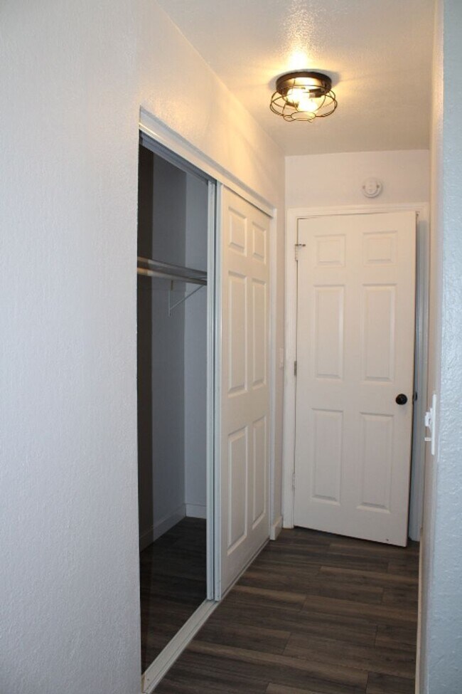 Building Photo - 130 Aster Ct