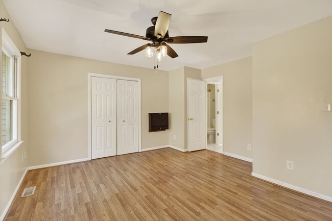 Building Photo - 207 Choisy Crescent