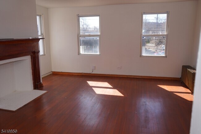 Building Photo - 430 Main St