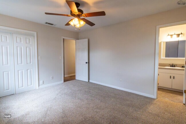 Building Photo - 1302 Mockingbird Dr