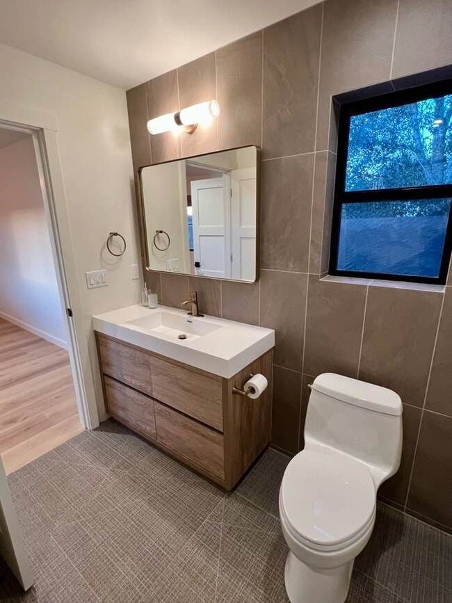 Building Photo - 608 Montana Ave