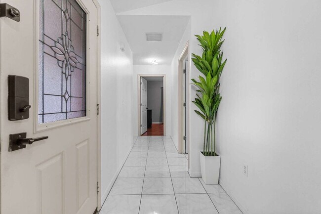 Building Photo - Updated 3BR Home with Fenced Backyard & Great Kitchen