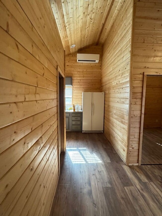 Building Photo - 4 BEDROOM HOME INCLUDES SEPARATE GUEST QUARTERS -FURNISHED OR UNFURNISHED- TONS OF PARKING