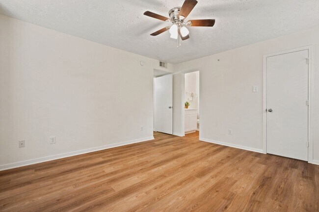 Building Photo - 8051 Bay Branch Dr