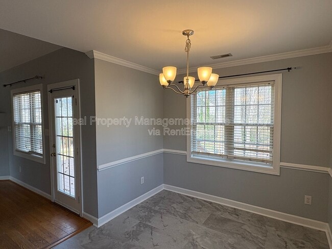 Building Photo - 828 Shackleton Rd