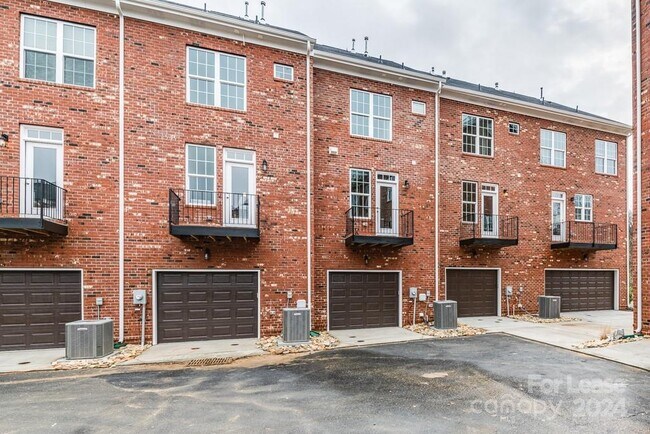 Building Photo - 2209 Silver Cres Dr