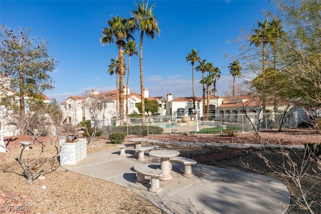 Building Photo - 698 S Racetrack Rd