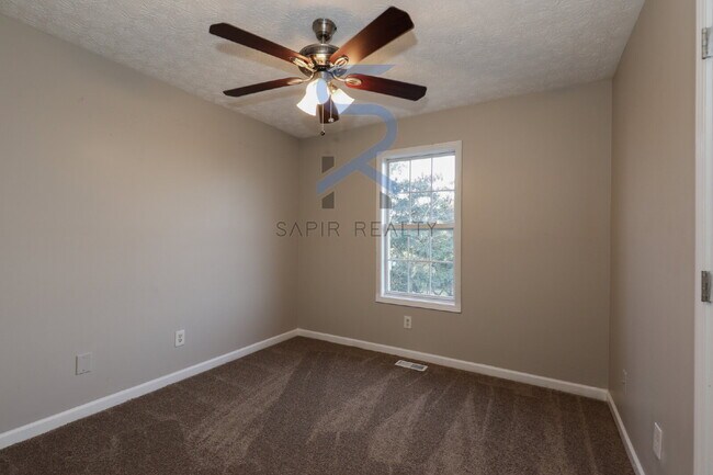 Building Photo - Move-In Special!  Move in on or before Nov...