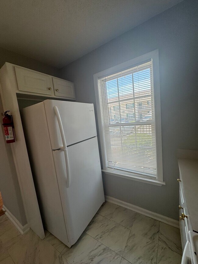 Building Photo - McClelland Drive Unit 102