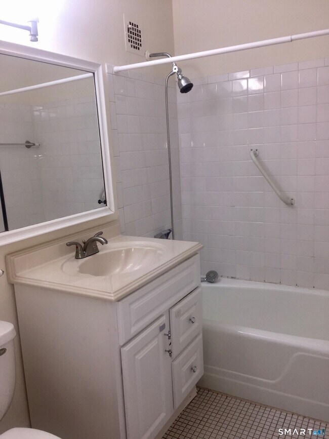 Building Photo - 1 Strawberry Hill Ct