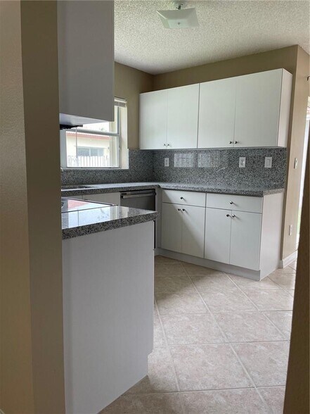 Building Photo - 19250 NW 12th Mnr