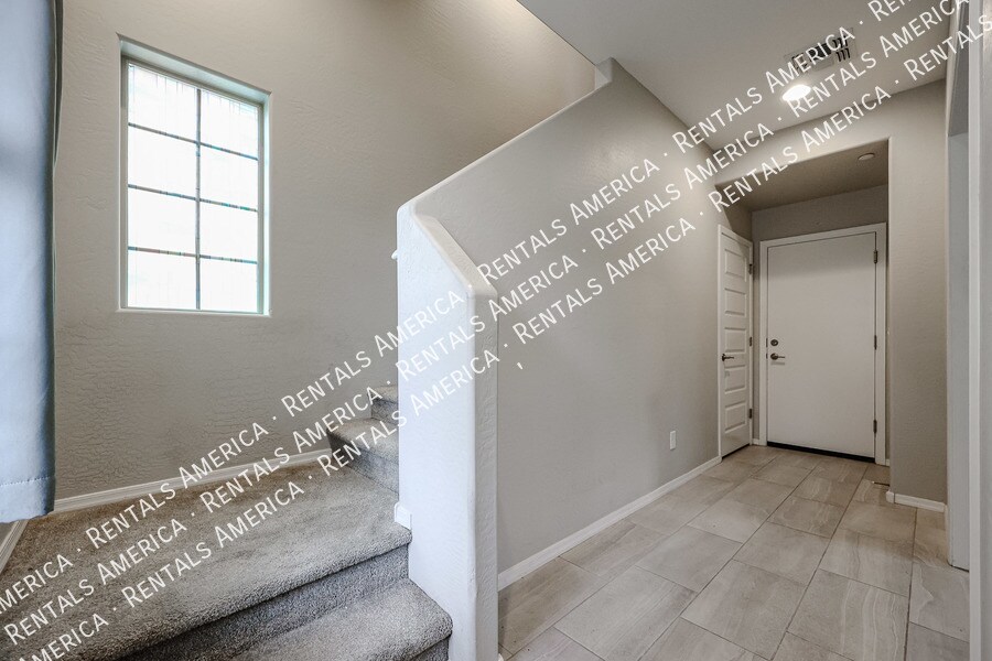 Building Photo - 1701 E Dogwood Ln