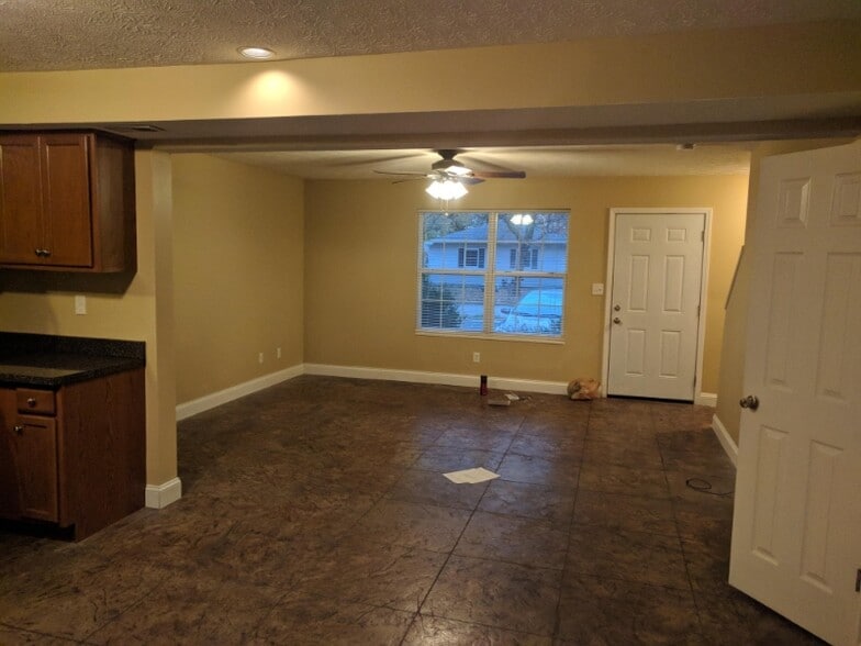 Building Photo - 1527 Lynch Ln