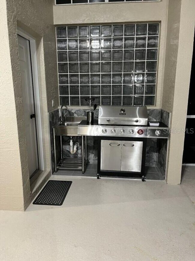 Building Photo - Rent a luxurious golf course lifestyle home in Sarasota, FL