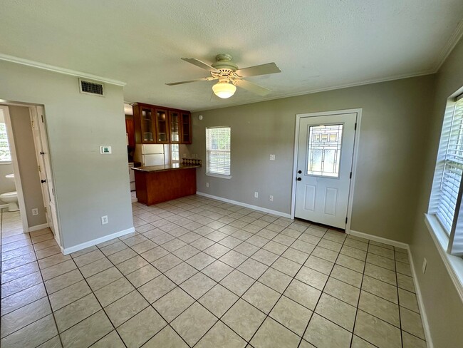 Building Photo - 2 bedroom 1 bath house for rent in Pensaco...