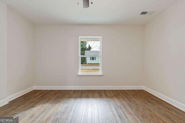 Building Photo - 104 Klassing St SW