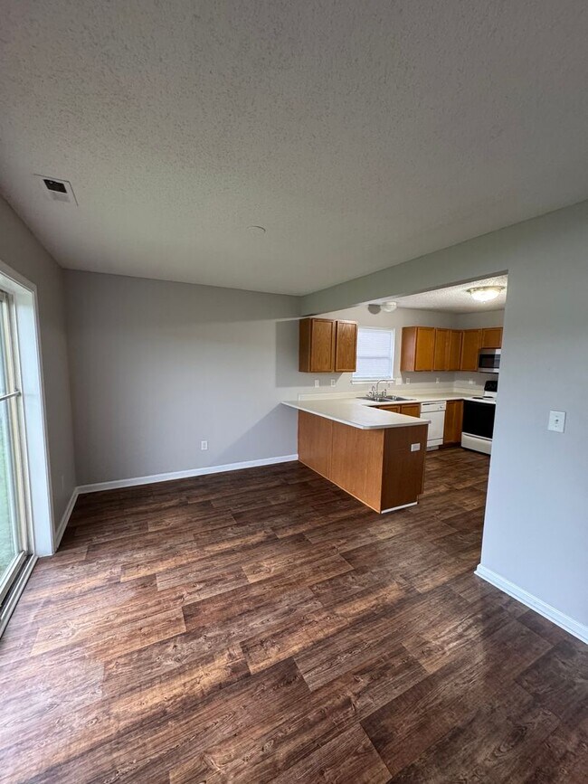 Building Photo - Avon - 3 BR home with loft