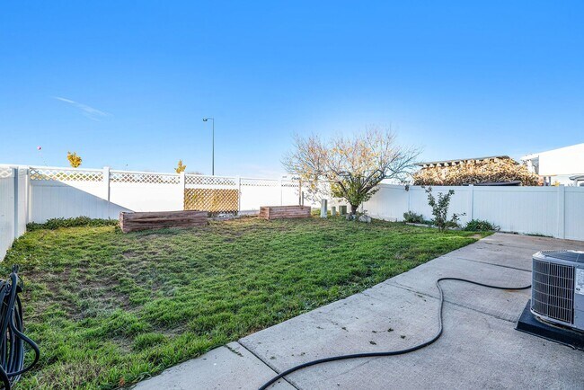 Building Photo - Spacious 3 Bed 3 Bath in the heart of Green Valley Ranch ELECTRICITY INCLUDED IN RENT