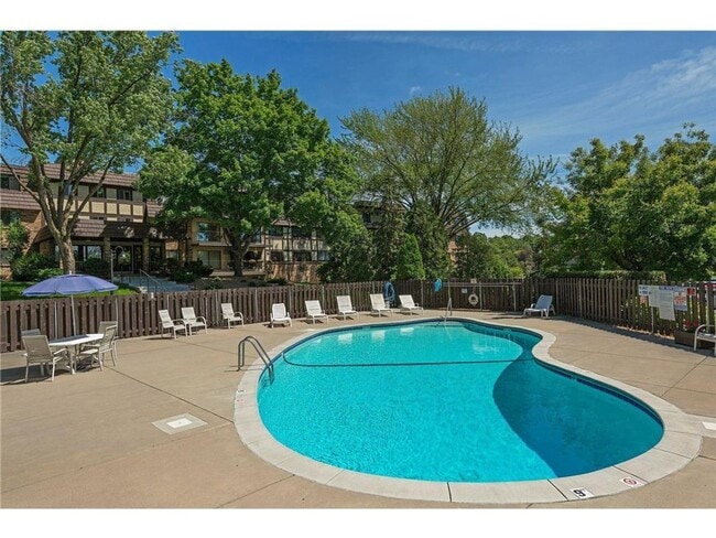 Building Photo - Downtown Wayzata Condo for Rent