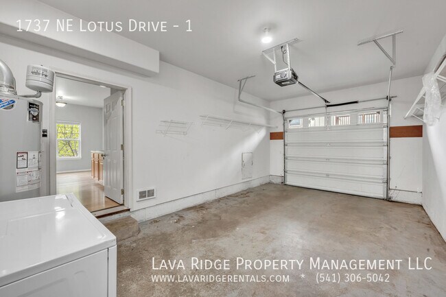 Building Photo - 1737 NE Lotus Dr