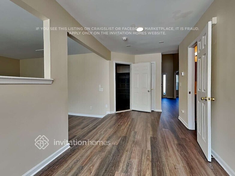 Building Photo - 8422 Oak Dr