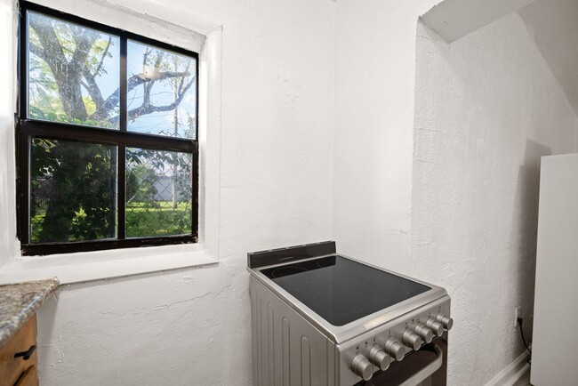 Building Photo - Spacious 1 Bed / 1 Bath Apartment Near Downtown Miami