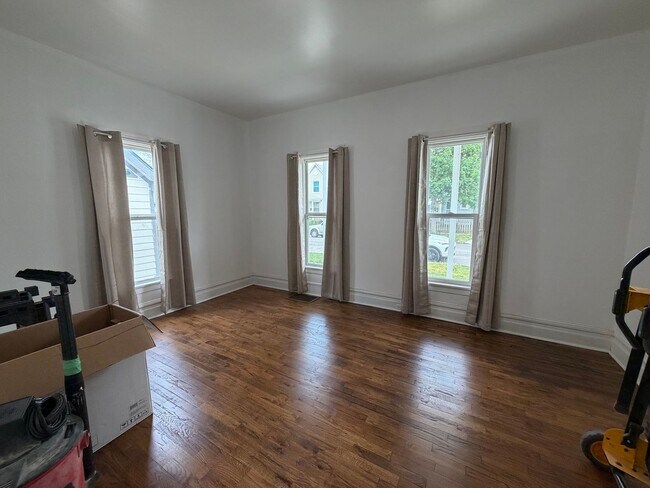 Building Photo - 4 Bedroom updated home in Grand Rapids