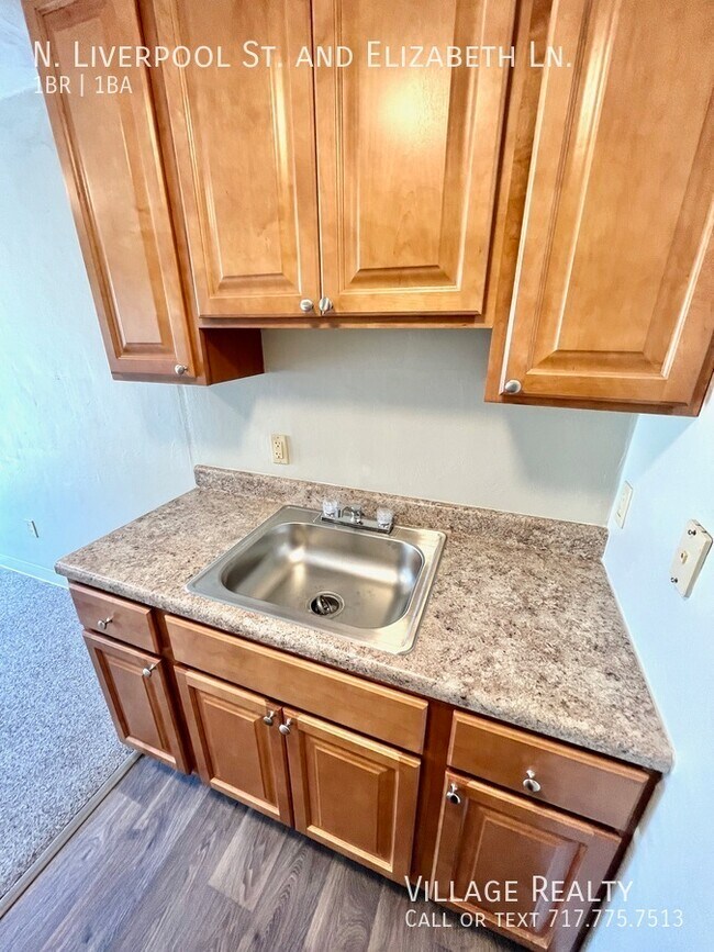 Building Photo - 35 N Liverpool St