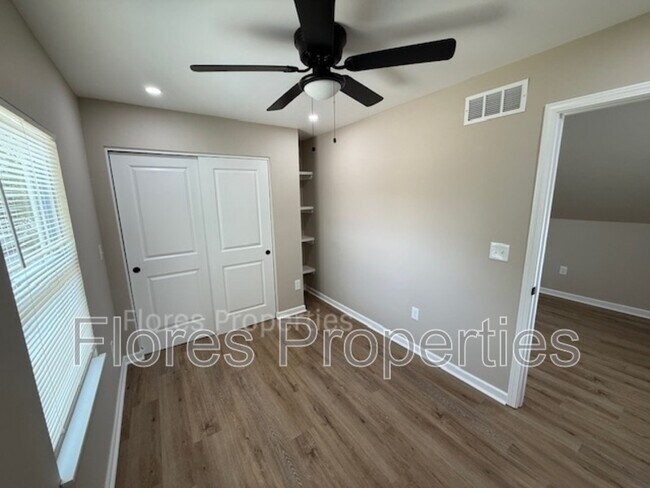Building Photo - 1018 Urana Ave
