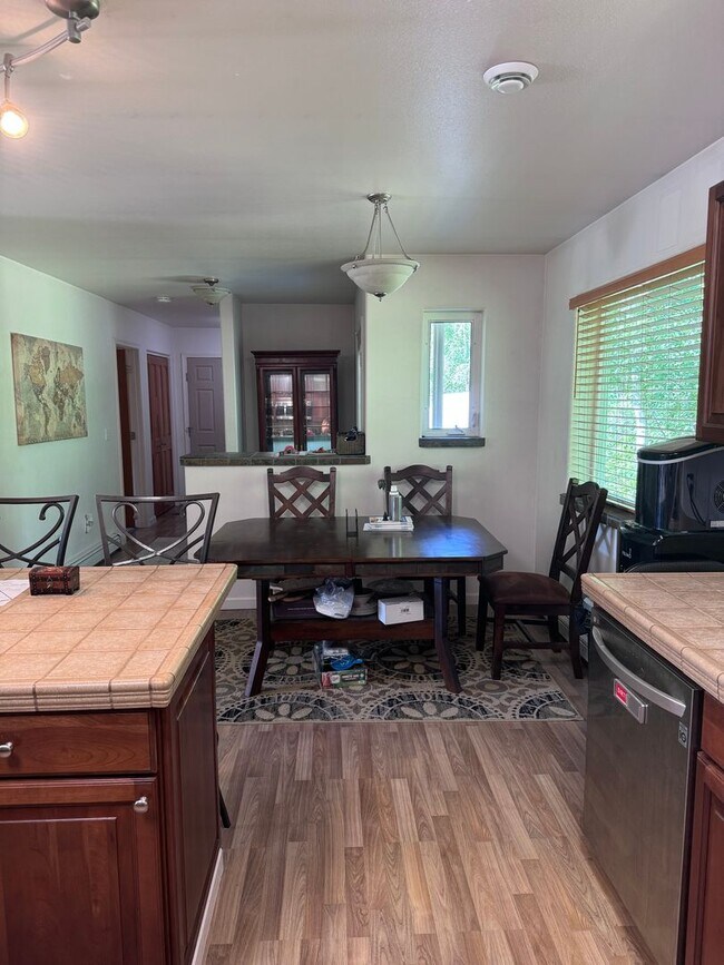 Building Photo - Beautiful 3 Bedroom, 2 bath, 2 Car Garage home off Chena Hills/Chena Ridge