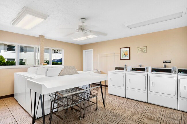 Building Photo - 5800 Hollywood Blvd