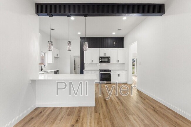 Building Photo - 1247 Bonham St