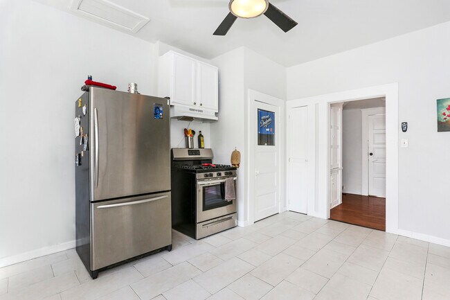 Building Photo - 230 N Bonnie Brae St