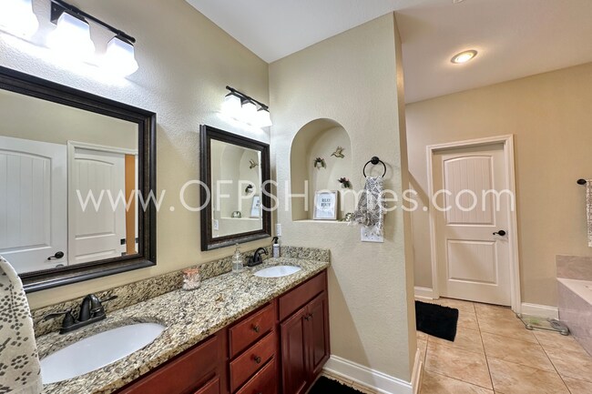 Building Photo - AVAILABLE IN AUG! 5BR/3BA IN S. CRESTVIEW