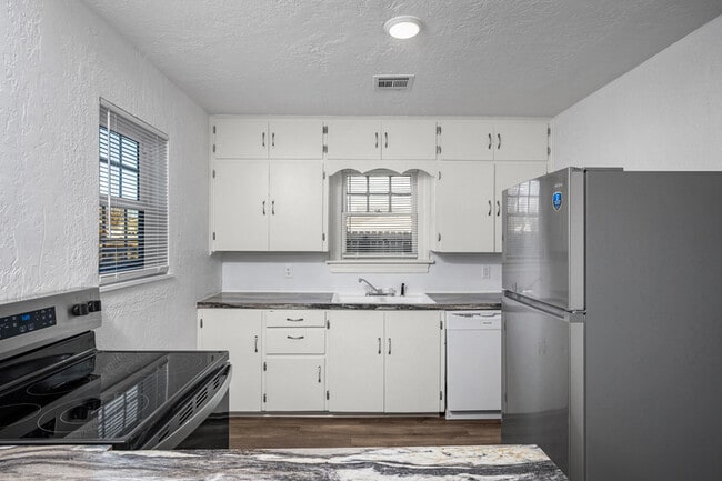 Building Photo - 1702 NW Euclid Ave