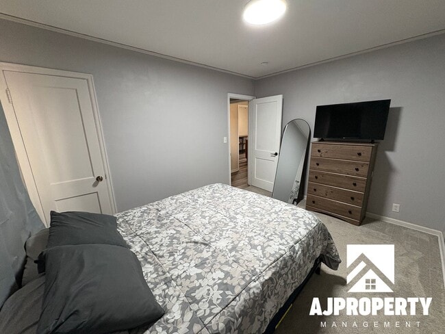 Building Photo - 809 E Presentation St