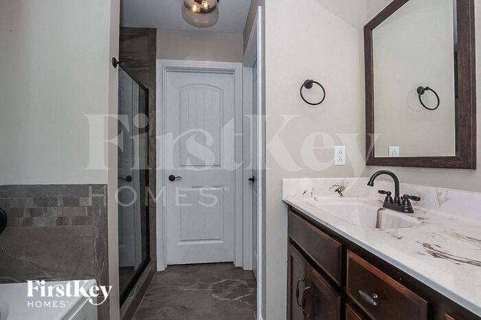 Building Photo - 718 Rushville Dr