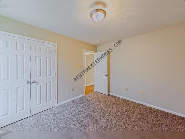 Building Photo - 2910 Falcon Ct
