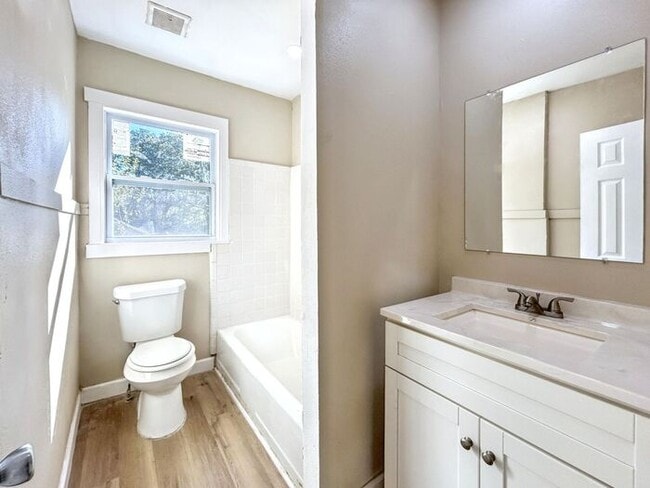 Building Photo - Cozy 3-Bedroom Home with Modern Amenities ...
