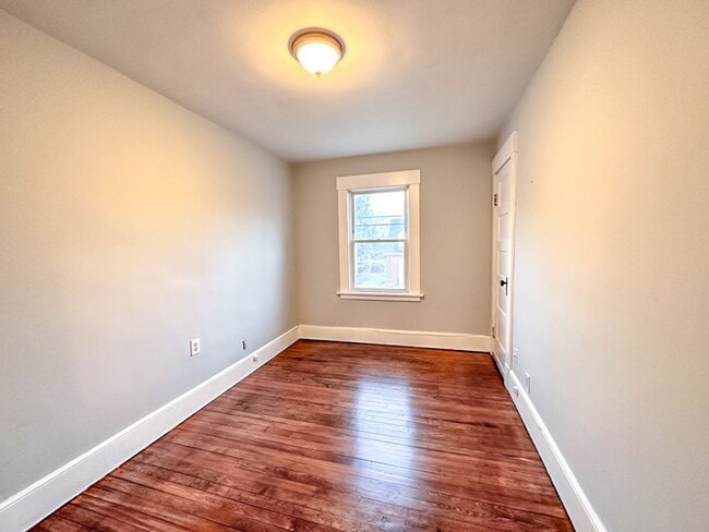 Building Photo - Lovely 3-bed Single Family Home in Hamden! Gorgeous Hardwood Floors throughout!