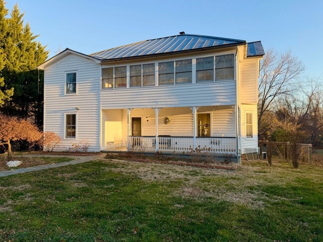 Building Photo - 5826 Railroad Ave