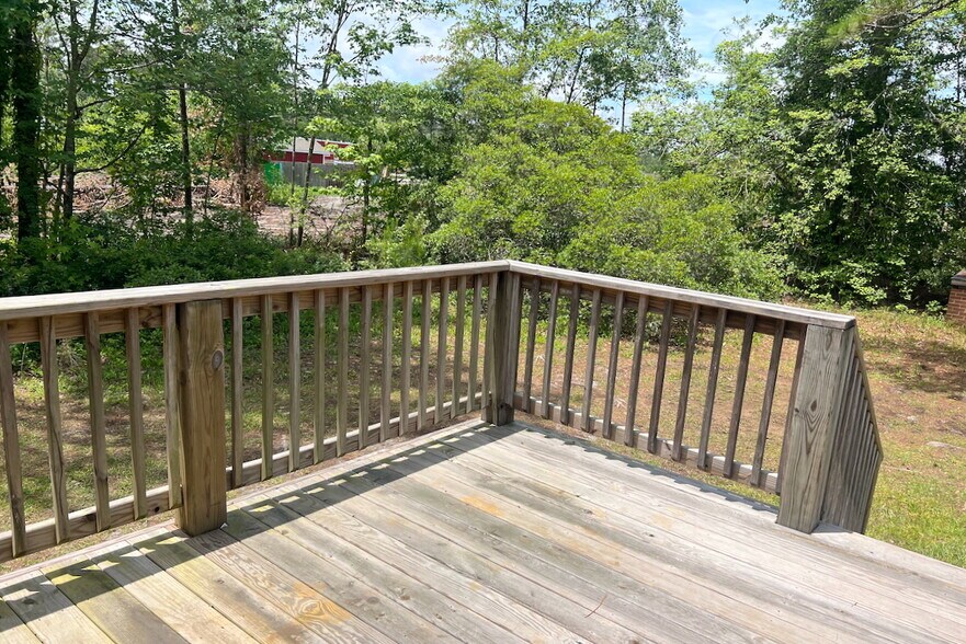 Building Photo - 1585 Country Club Dr