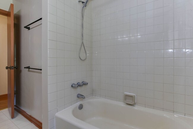 Building Photo - Welcome to Yorktown with a charming rural feel!