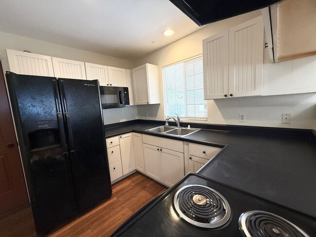 Building Photo - 2 Bedroom / 1 Bathroom Cottage in Pukalani!
