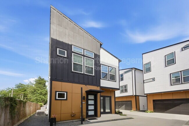 Building Photo - 1307 Bayou St